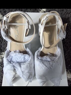 Betsey Johnson SB-MADDY Ivory Ankle Strap Block Heel Sandals Size 5